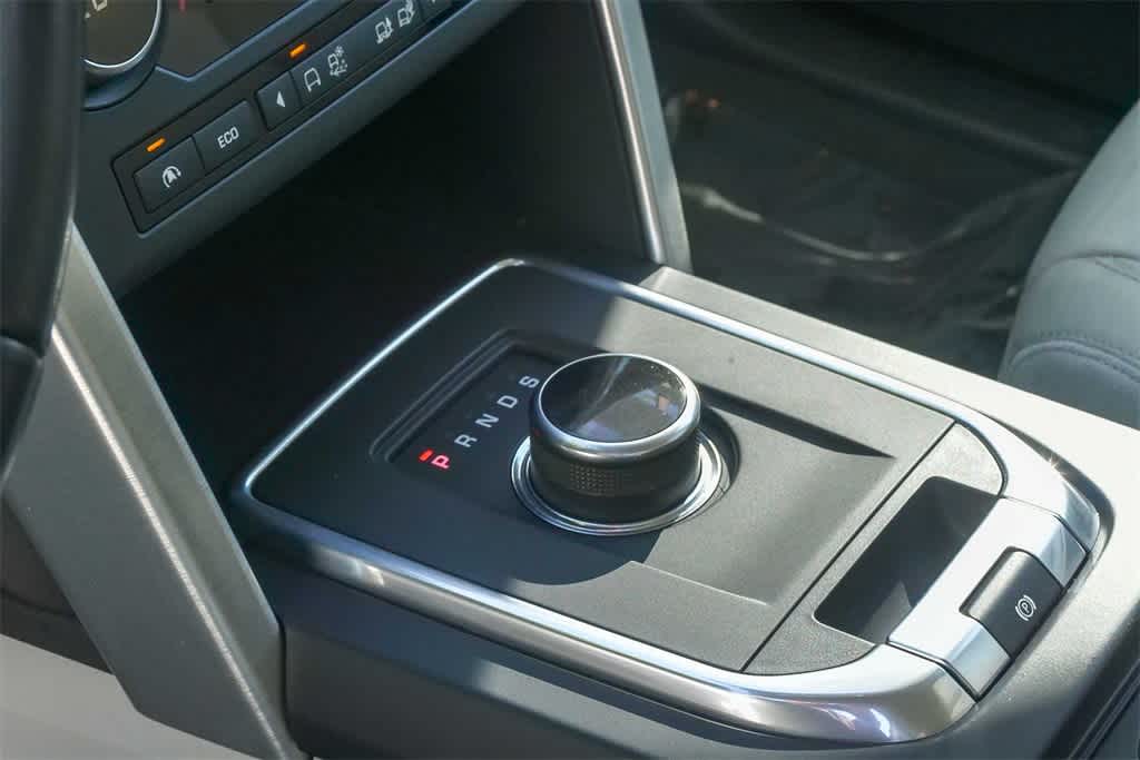 Thumbnail: 2017 Land Rover Discovery Sport - 18