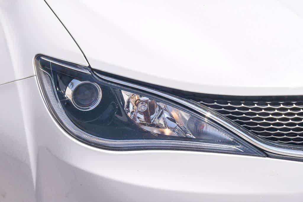 Thumbnail: 2020 Chrysler Pacifica - 4