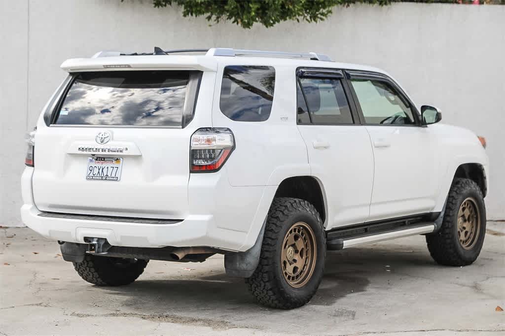 2016 Toyota 4Runner SR5 photo 2