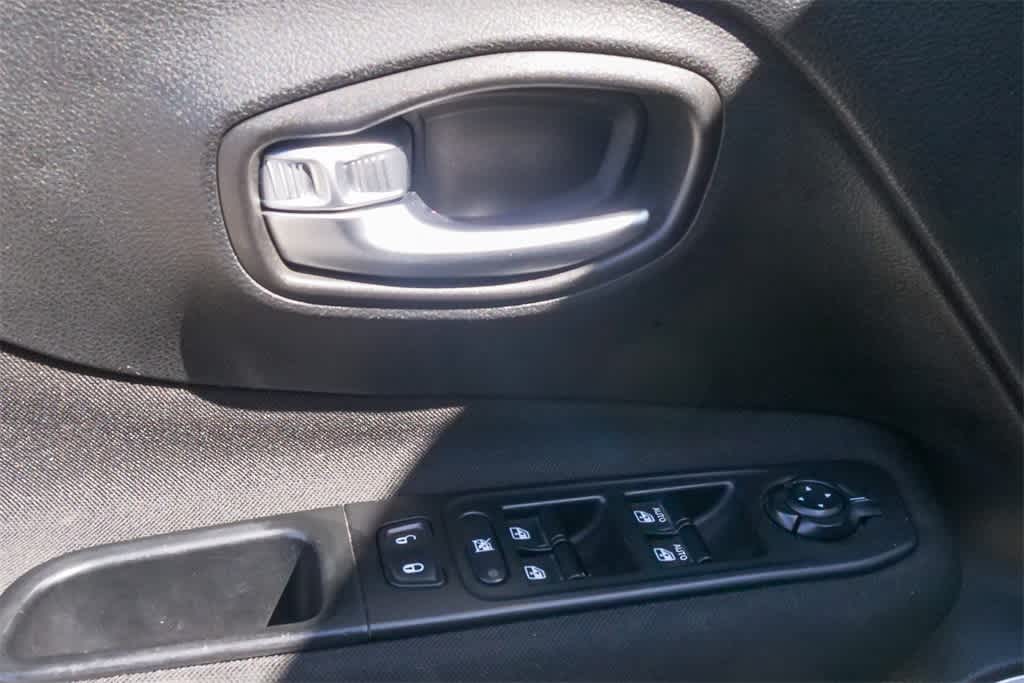 Thumbnail: 2018 Jeep Renegade - 19