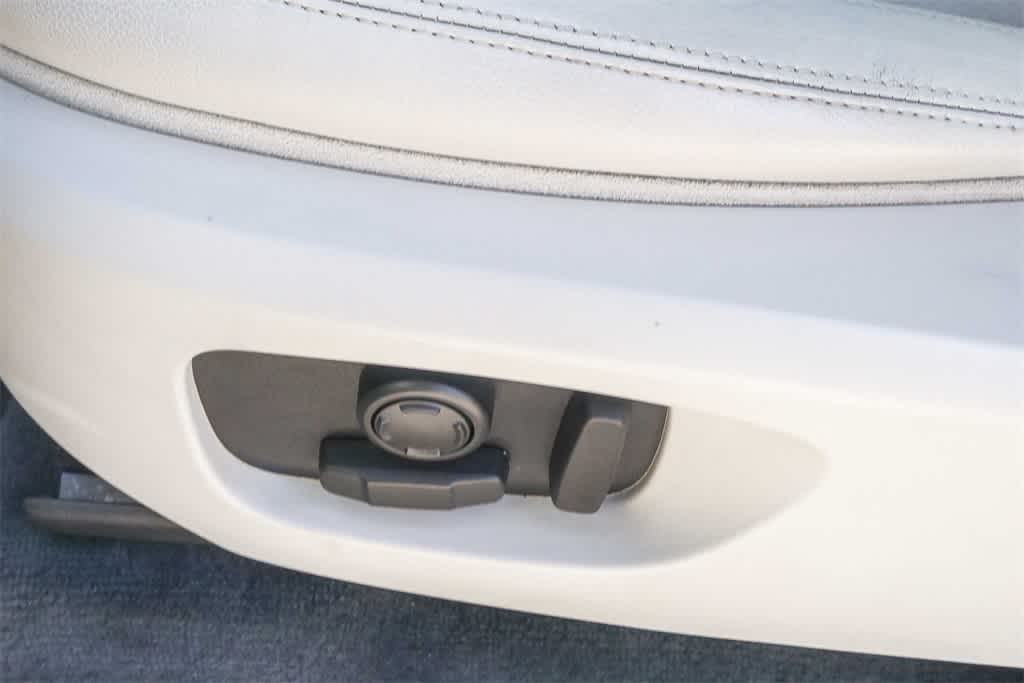 Thumbnail: 2017 Land Rover Discovery Sport - 20