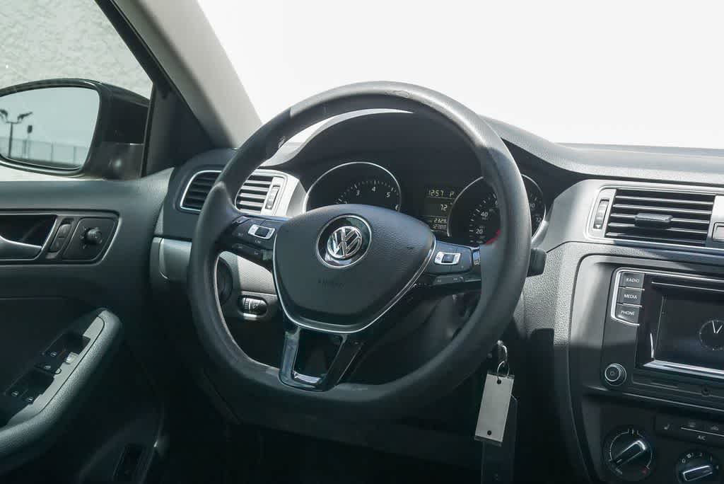 Thumbnail: 2017 Volkswagen Jetta - 14