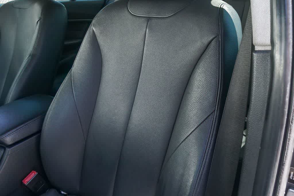 Thumbnail: 2013 BMW 3 Series - 21