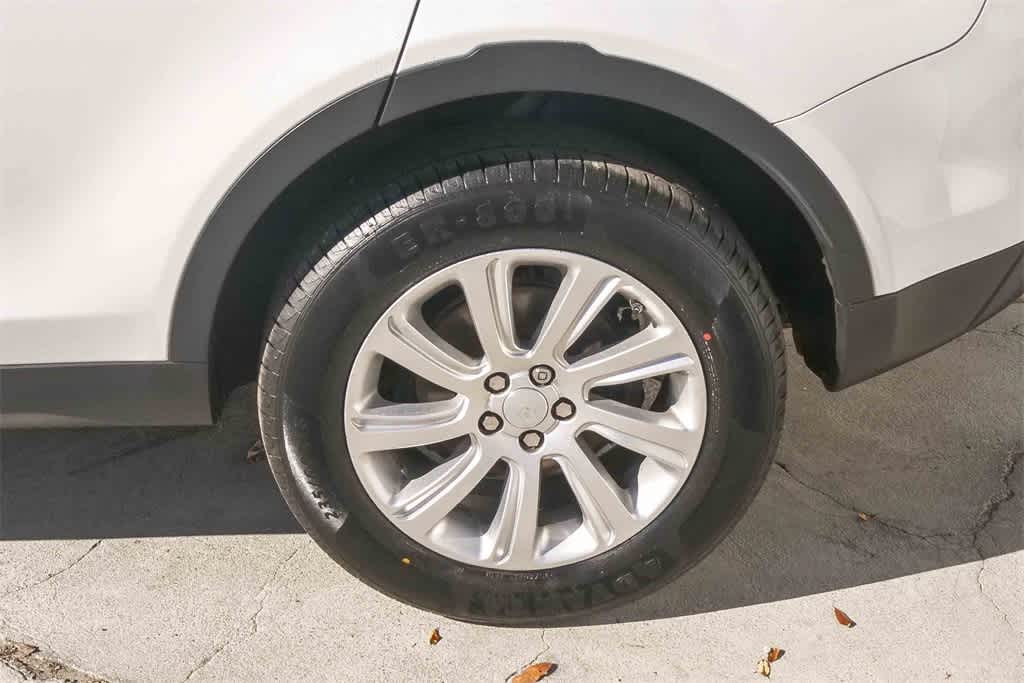 Thumbnail: 2017 Land Rover Discovery Sport - 6