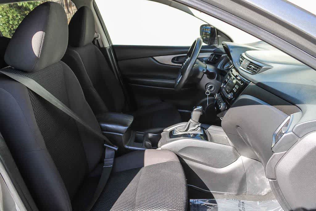 Thumbnail: 2018 Nissan Rogue Sport - 16