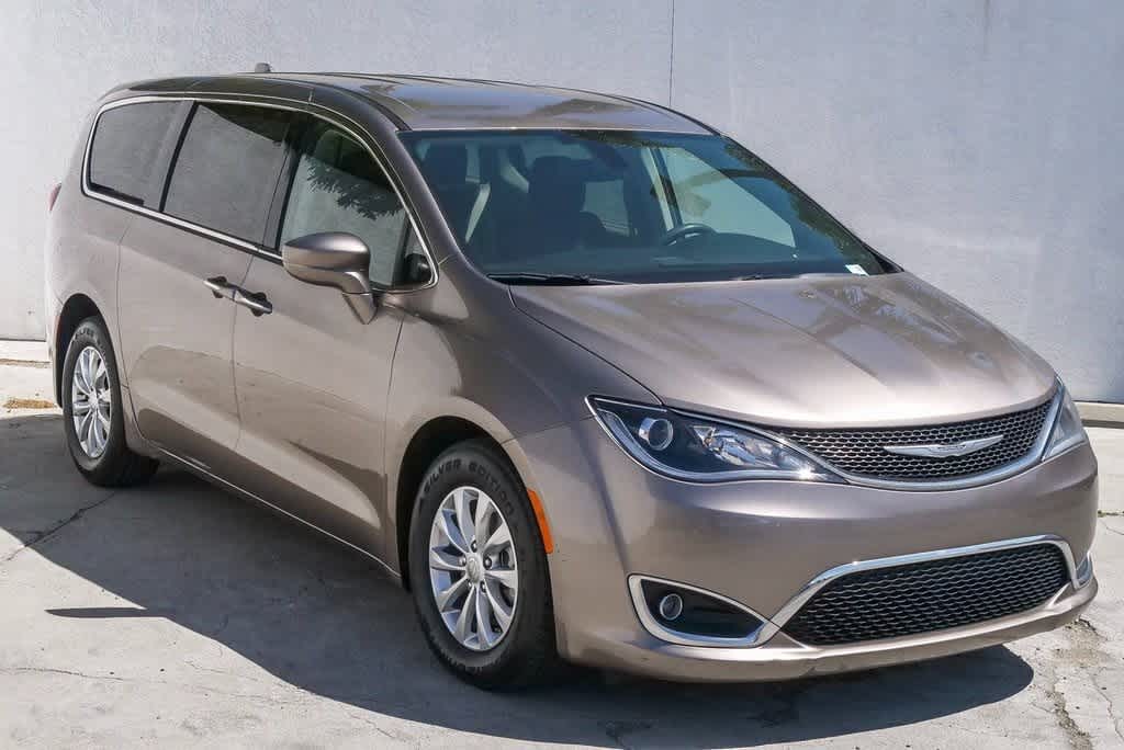 2018 Chrysler Pacifica Touring 3