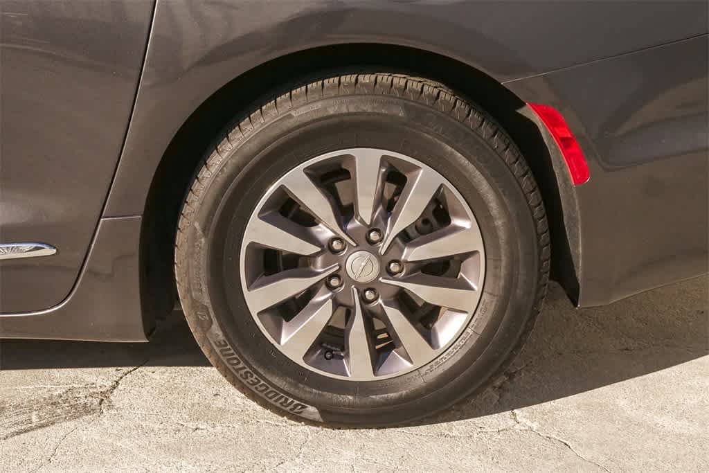 Thumbnail: 2019 Chrysler Pacifica - 6