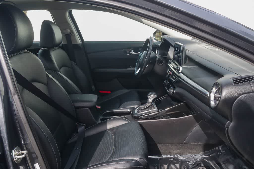 Thumbnail: 2020 Kia Forte - 16