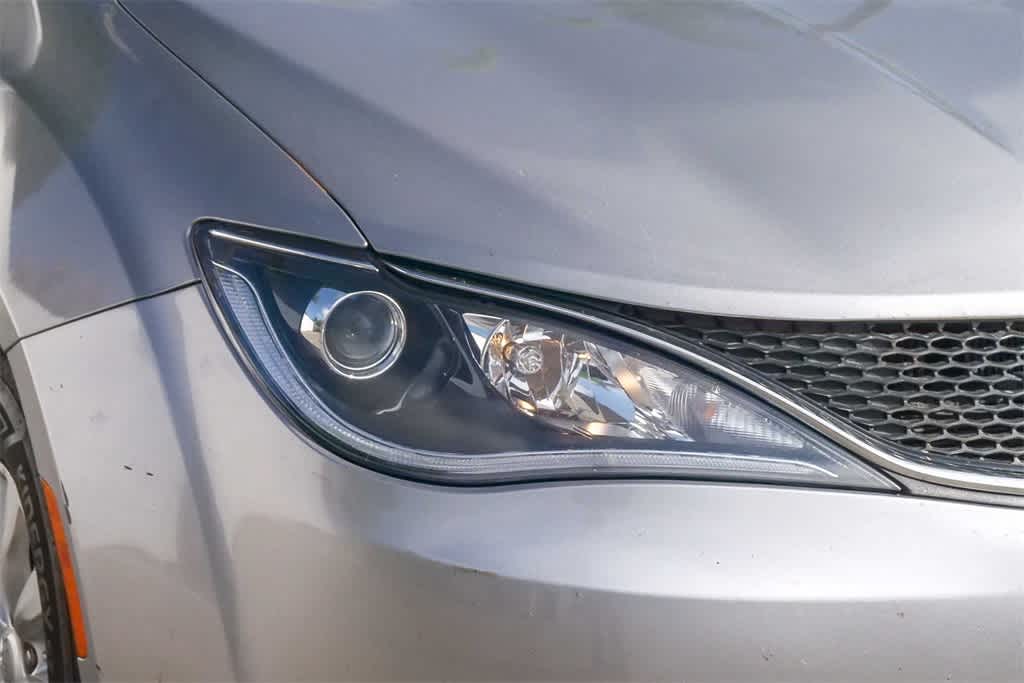 Thumbnail: 2017 Chrysler Pacifica - 4