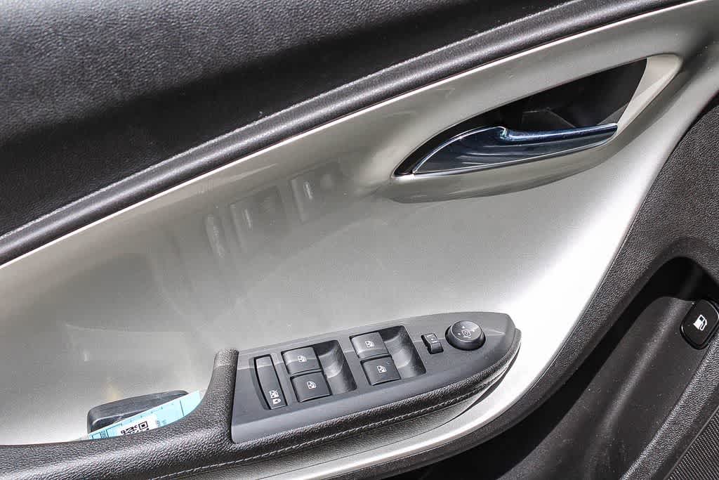 Thumbnail: 2015 Chevrolet Volt - 20