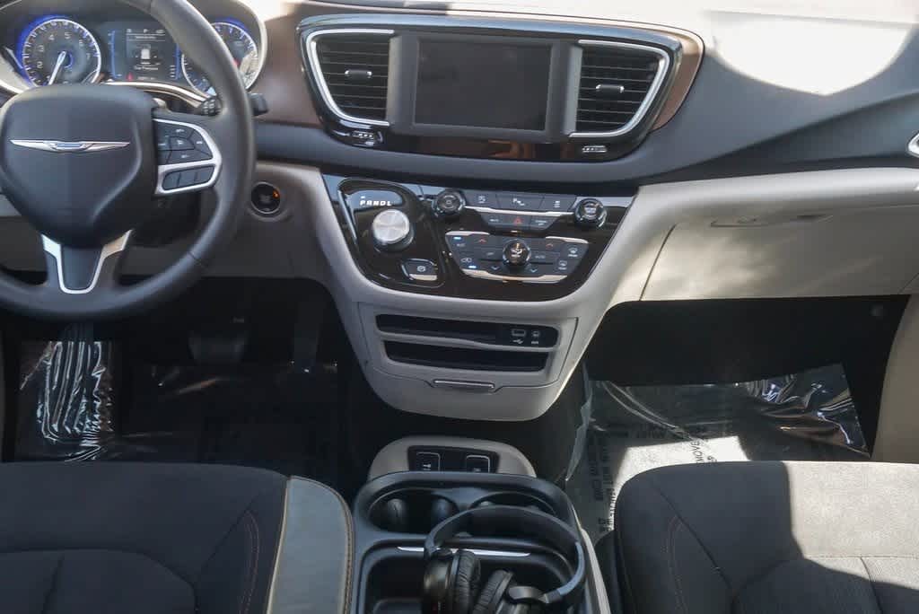 2018 Chrysler Pacifica Touring 12