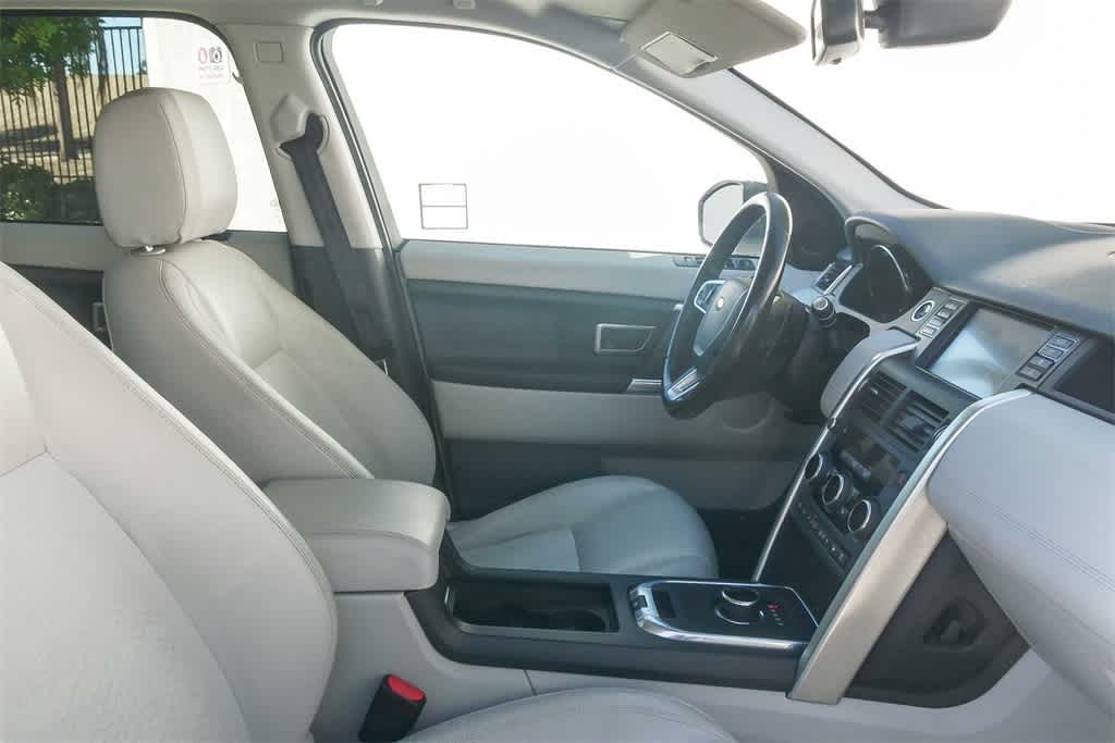 Thumbnail: 2017 Land Rover Discovery Sport - 16