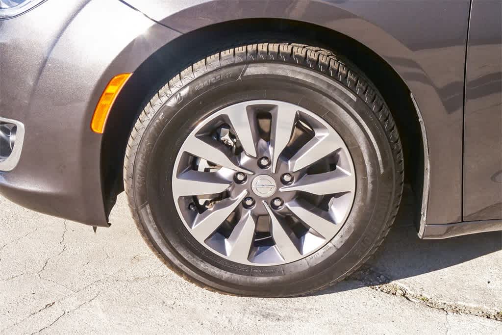 Thumbnail: 2019 Chrysler Pacifica - 5