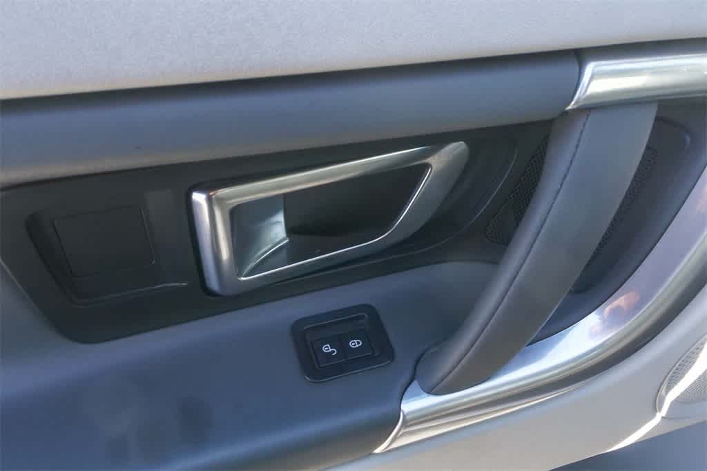 Thumbnail: 2017 Land Rover Discovery Sport - 19