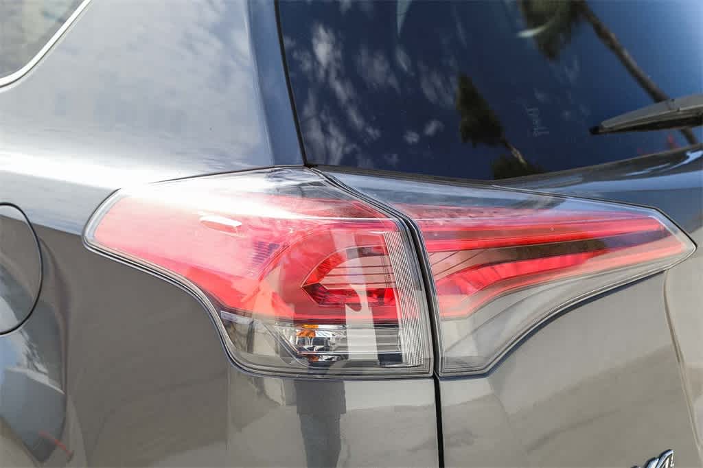 Thumbnail: 2018 Toyota RAV4 - 10