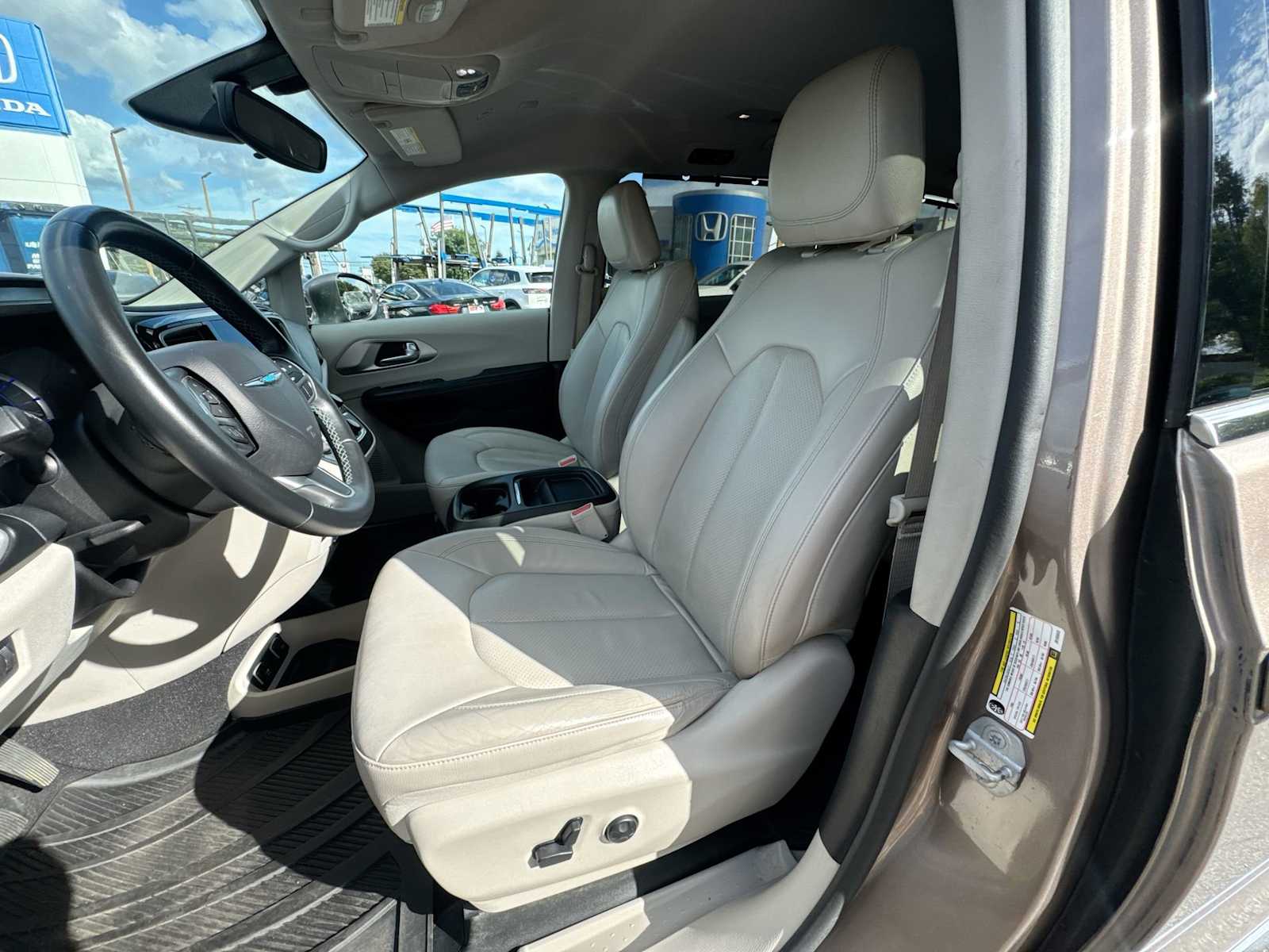 Thumbnail: 2018 Chrysler Pacifica - 21