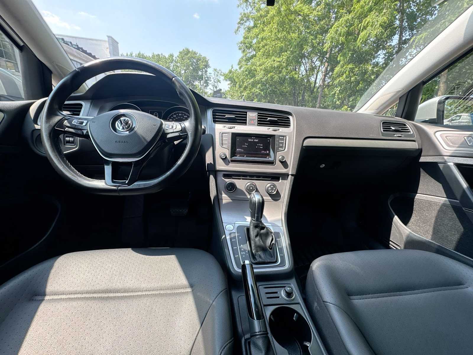 Thumbnail: 2015 Volkswagen e-Golf - 20