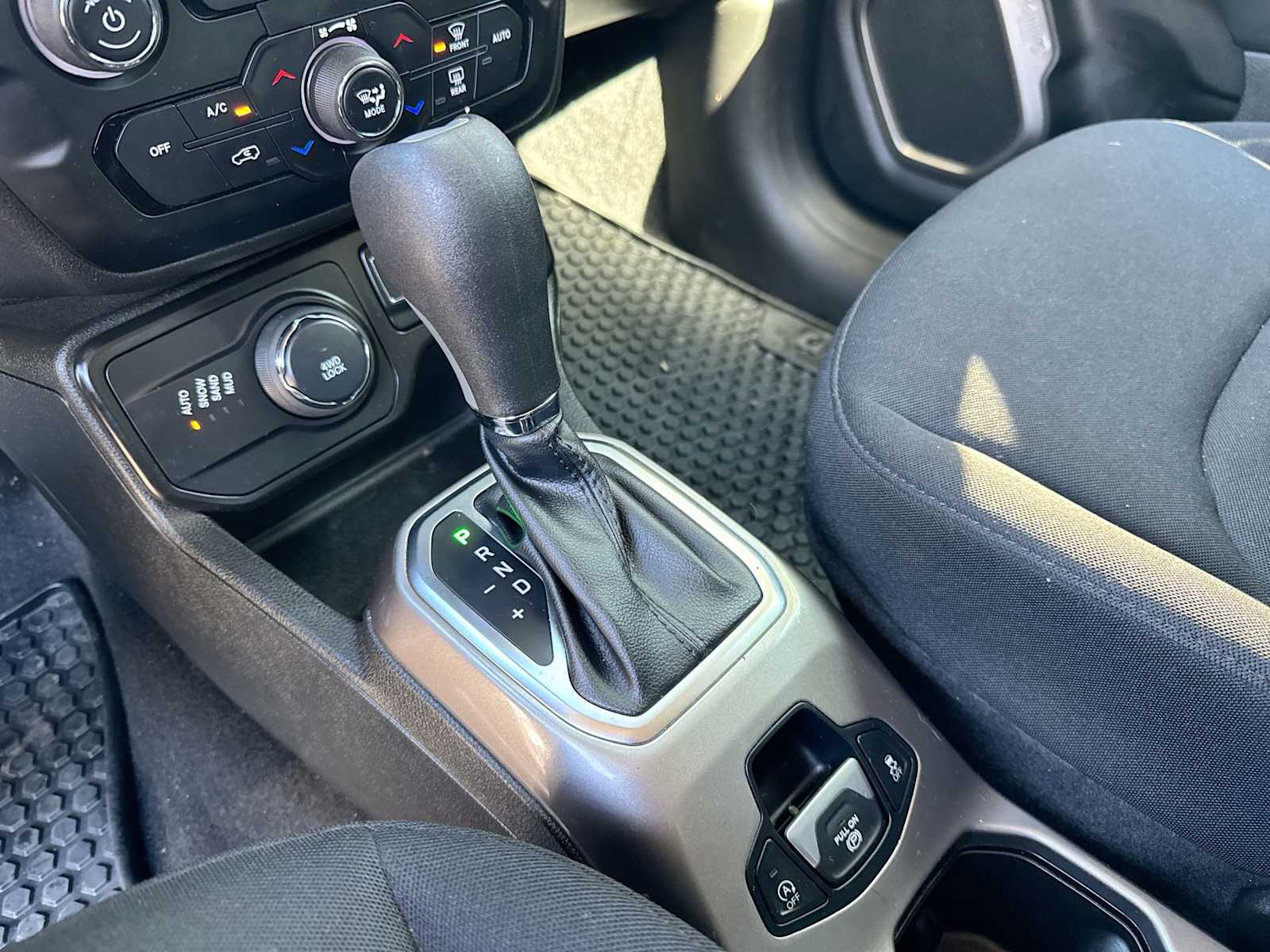 Thumbnail: 2022 Jeep Renegade - 30