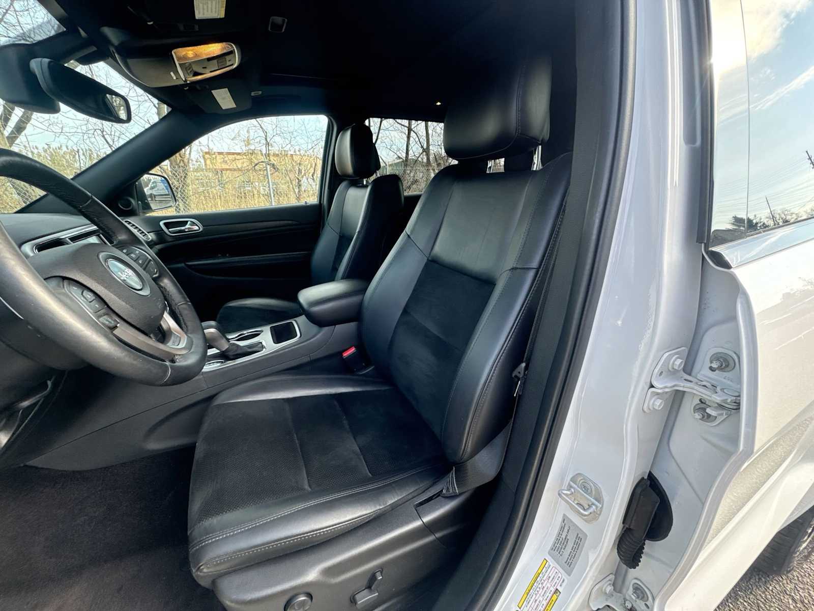 Thumbnail: 2017 Jeep Grand Cherokee - 21