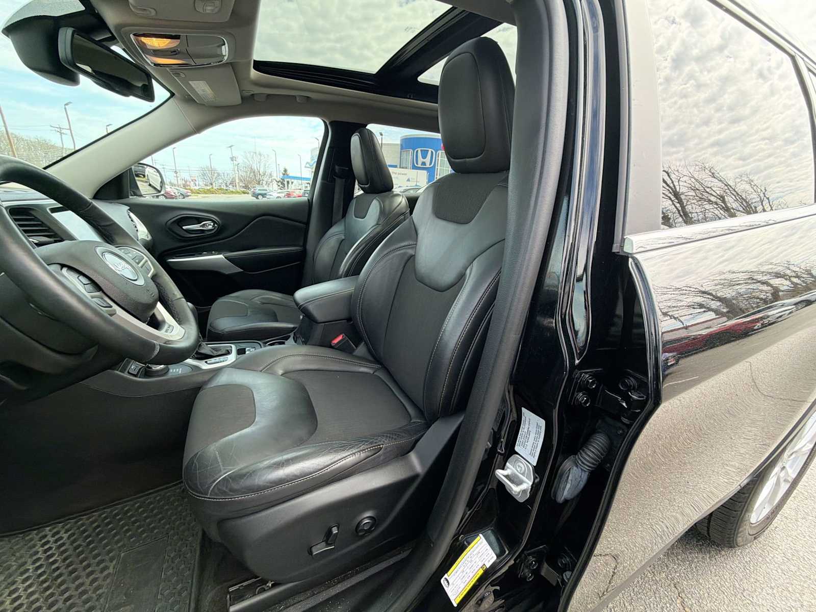 Thumbnail: 2018 Jeep Cherokee - 21