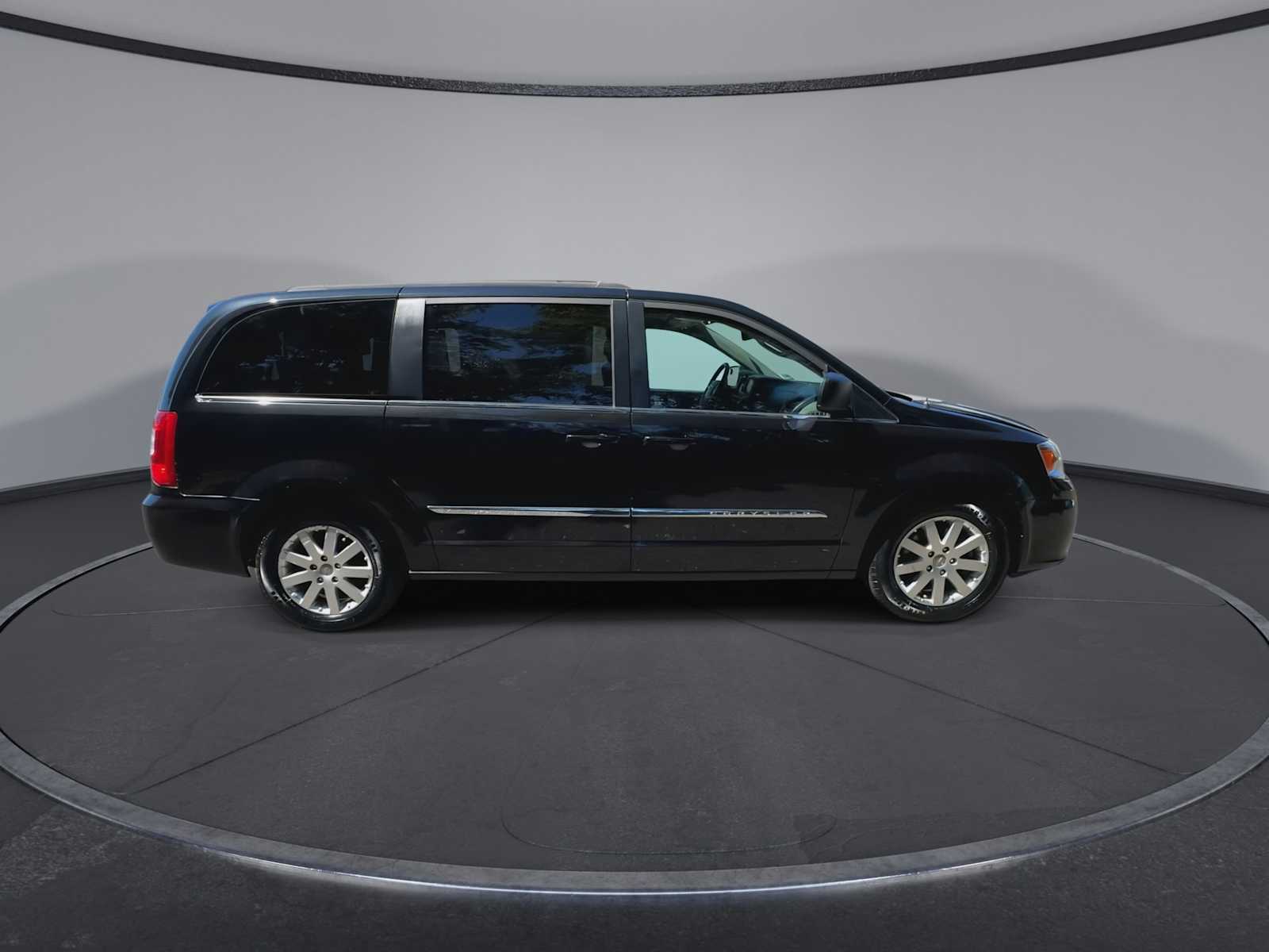 Thumbnail: 2014 Chrysler Town & Country - 9