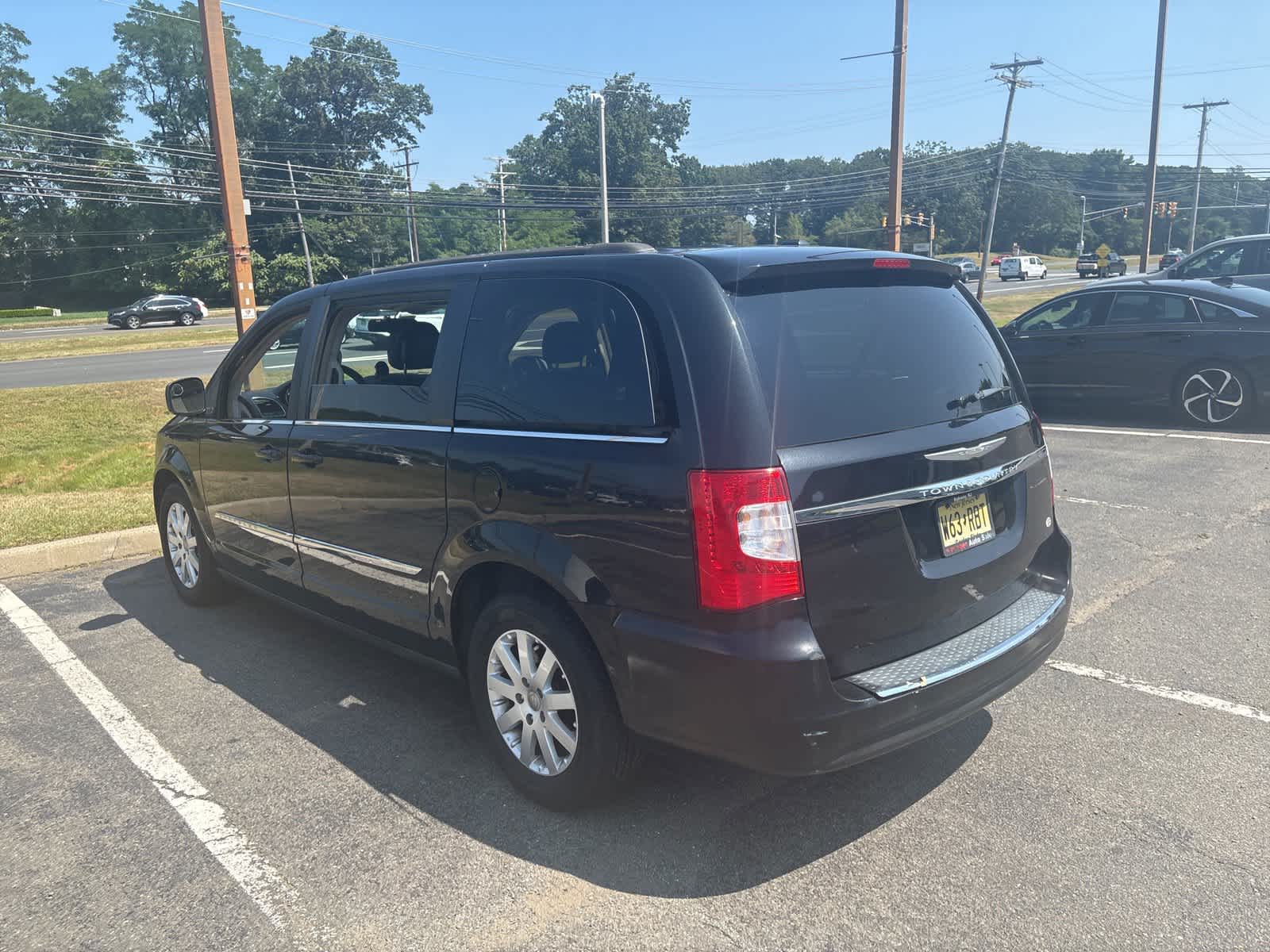 Thumbnail: 2014 Chrysler Town & Country - 4
