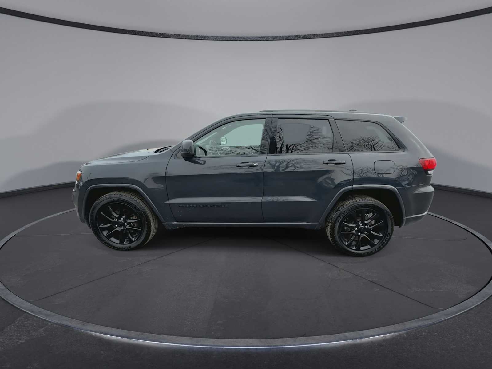 Thumbnail: 2017 Jeep Grand Cherokee - 5