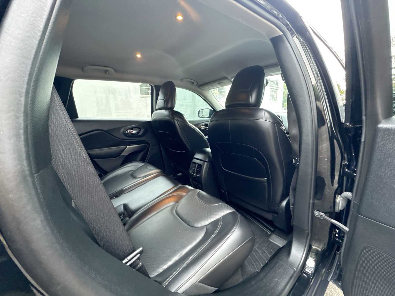 Thumbnail: 2019 Jeep Cherokee - 14