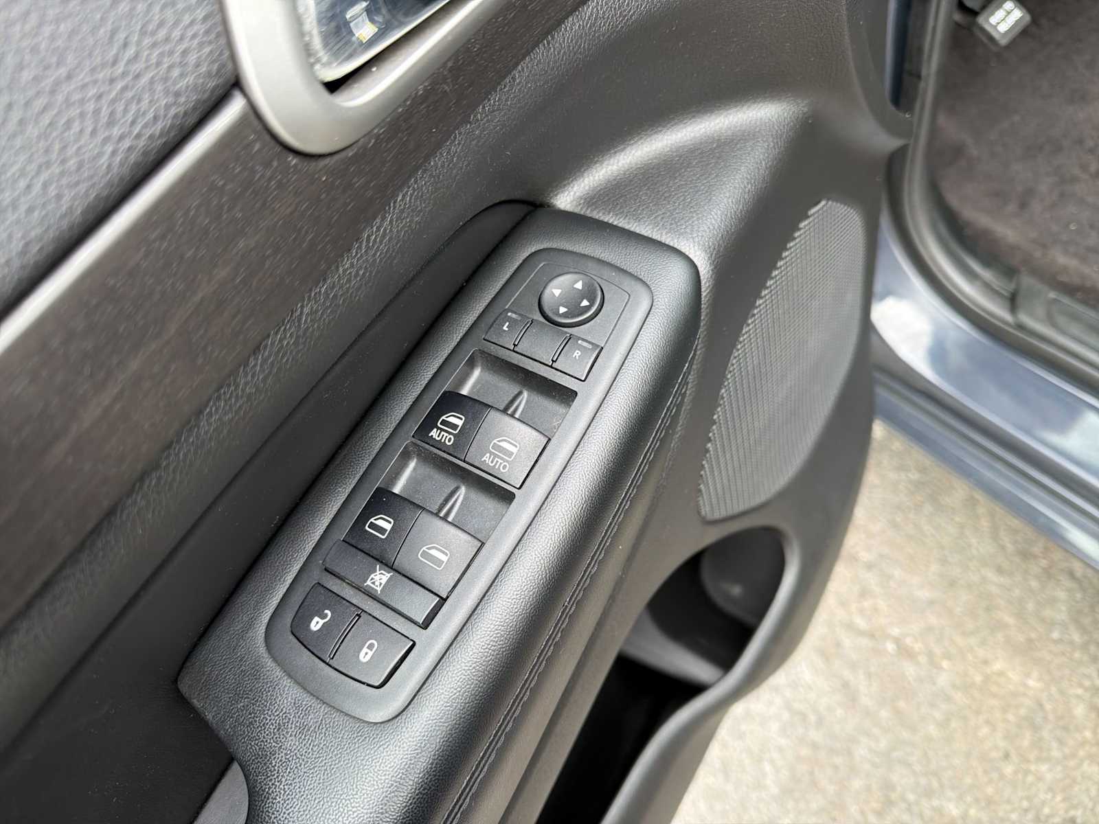 Thumbnail: 2017 Jeep Grand Cherokee - 21