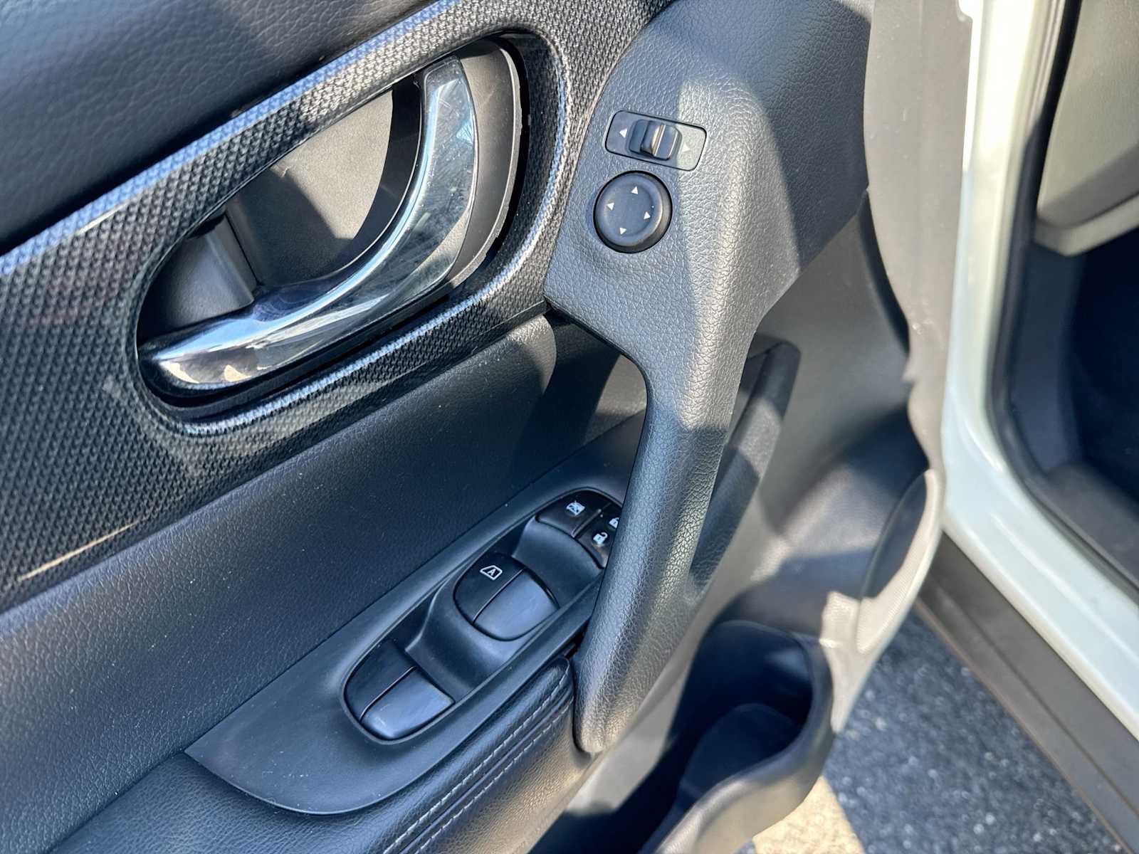 Thumbnail: 2016 Nissan Rogue - 22