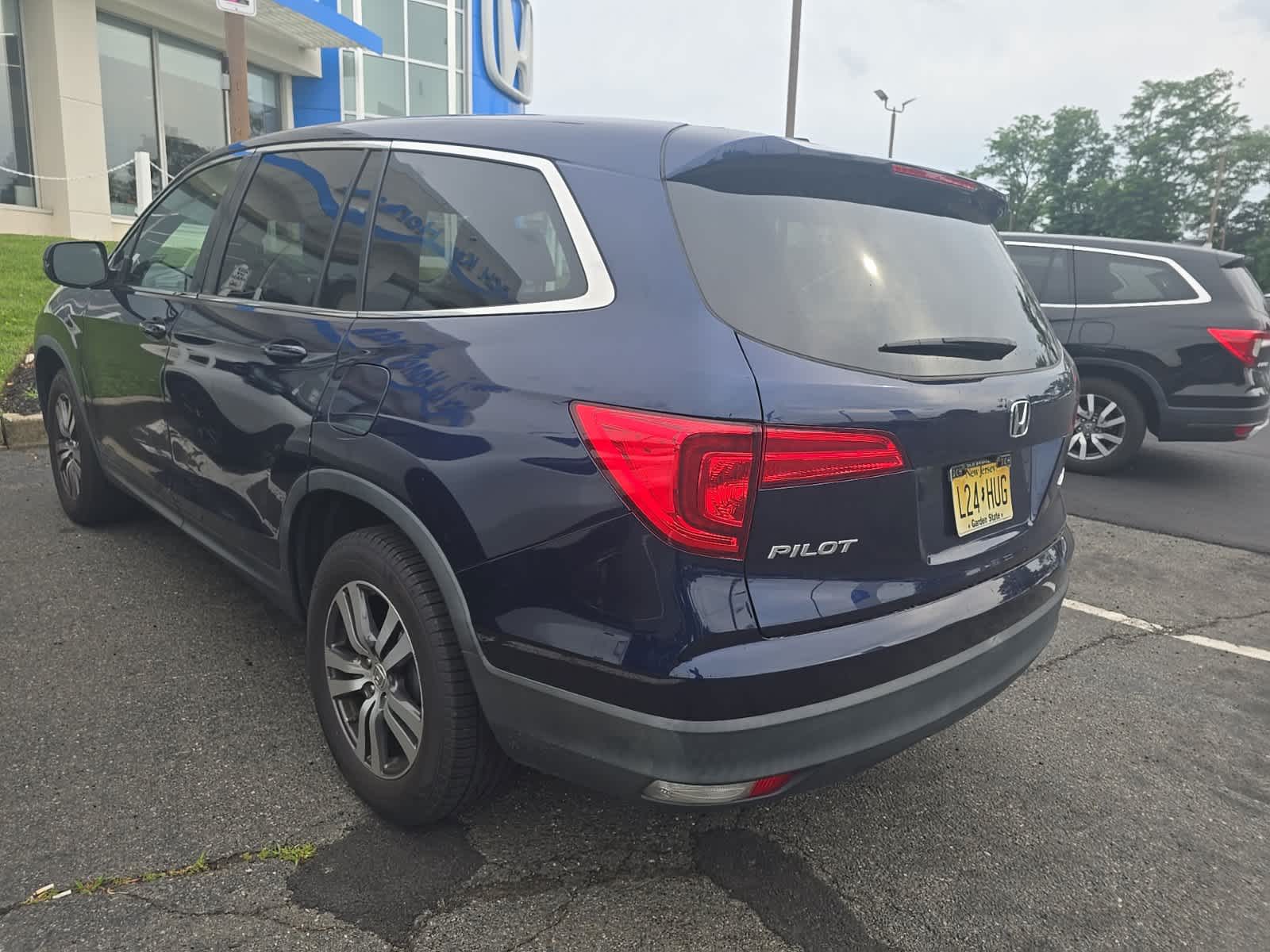 Thumbnail: 2017 Honda Pilot - 8