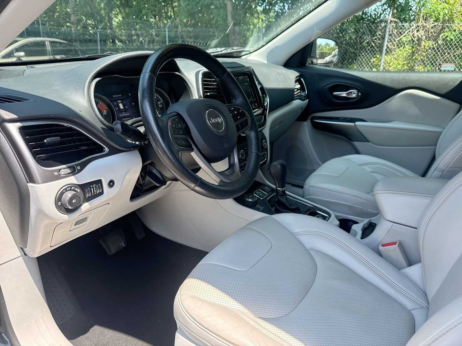 Thumbnail: 2020 Jeep Cherokee - 10