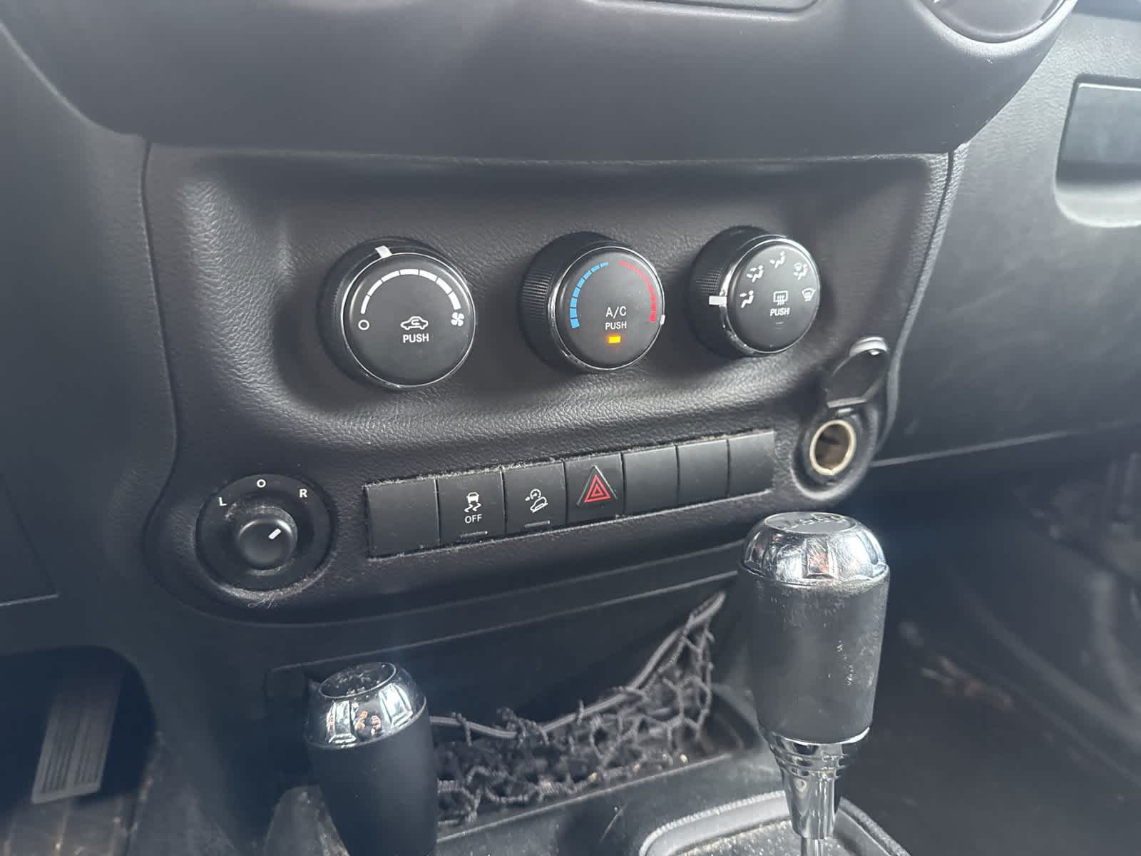 Thumbnail: 2016 Jeep Wrangler - 14