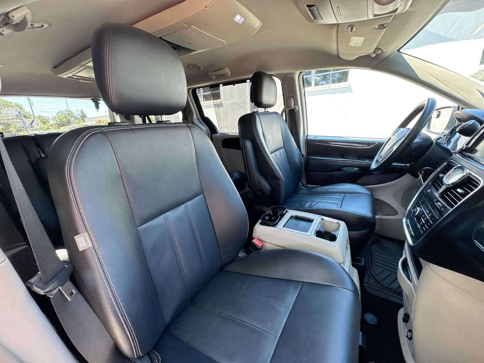 Thumbnail: 2014 Chrysler Town & Country - 17