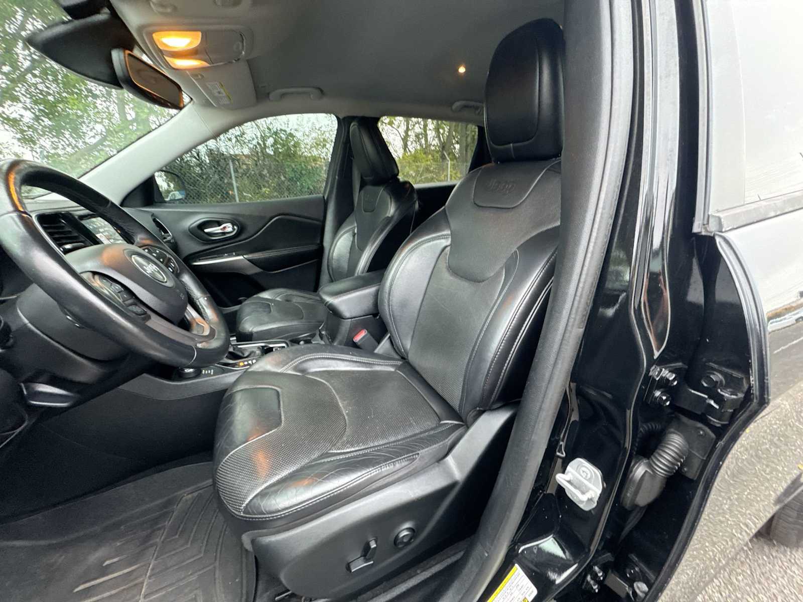 Thumbnail: 2019 Jeep Cherokee - 21