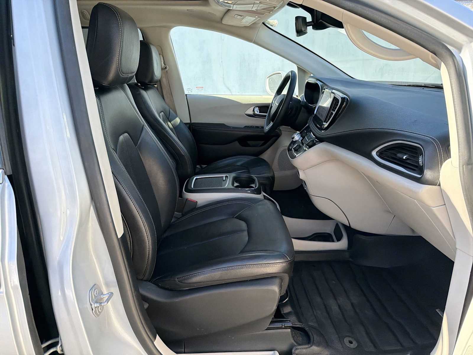 Thumbnail: 2022 Chrysler Pacifica - 15