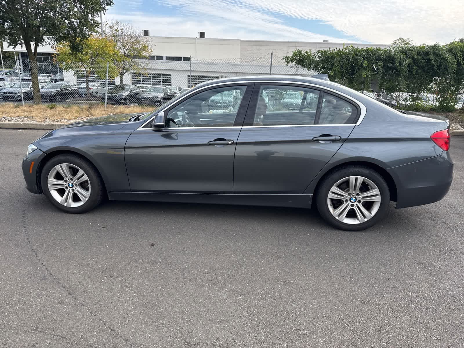 Thumbnail: 2017 BMW 3 Series - 2