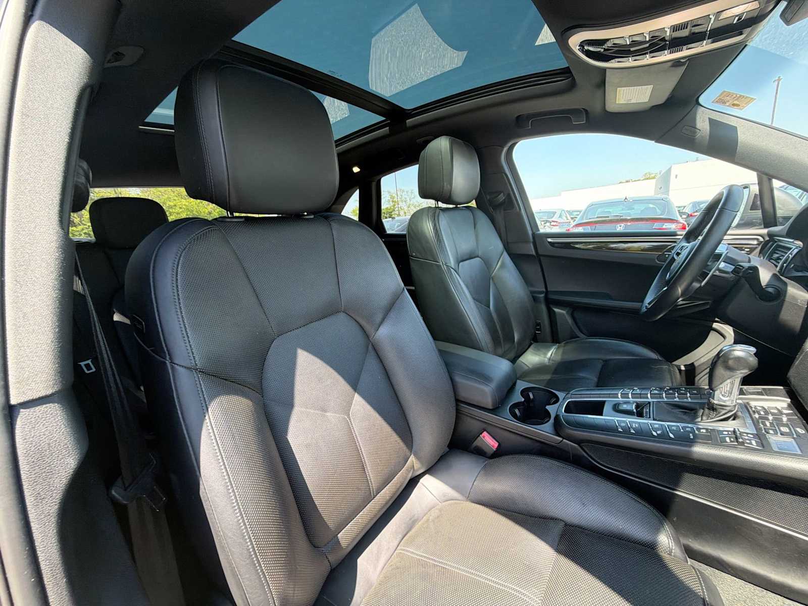 Thumbnail: 2016 Porsche Macan - 17