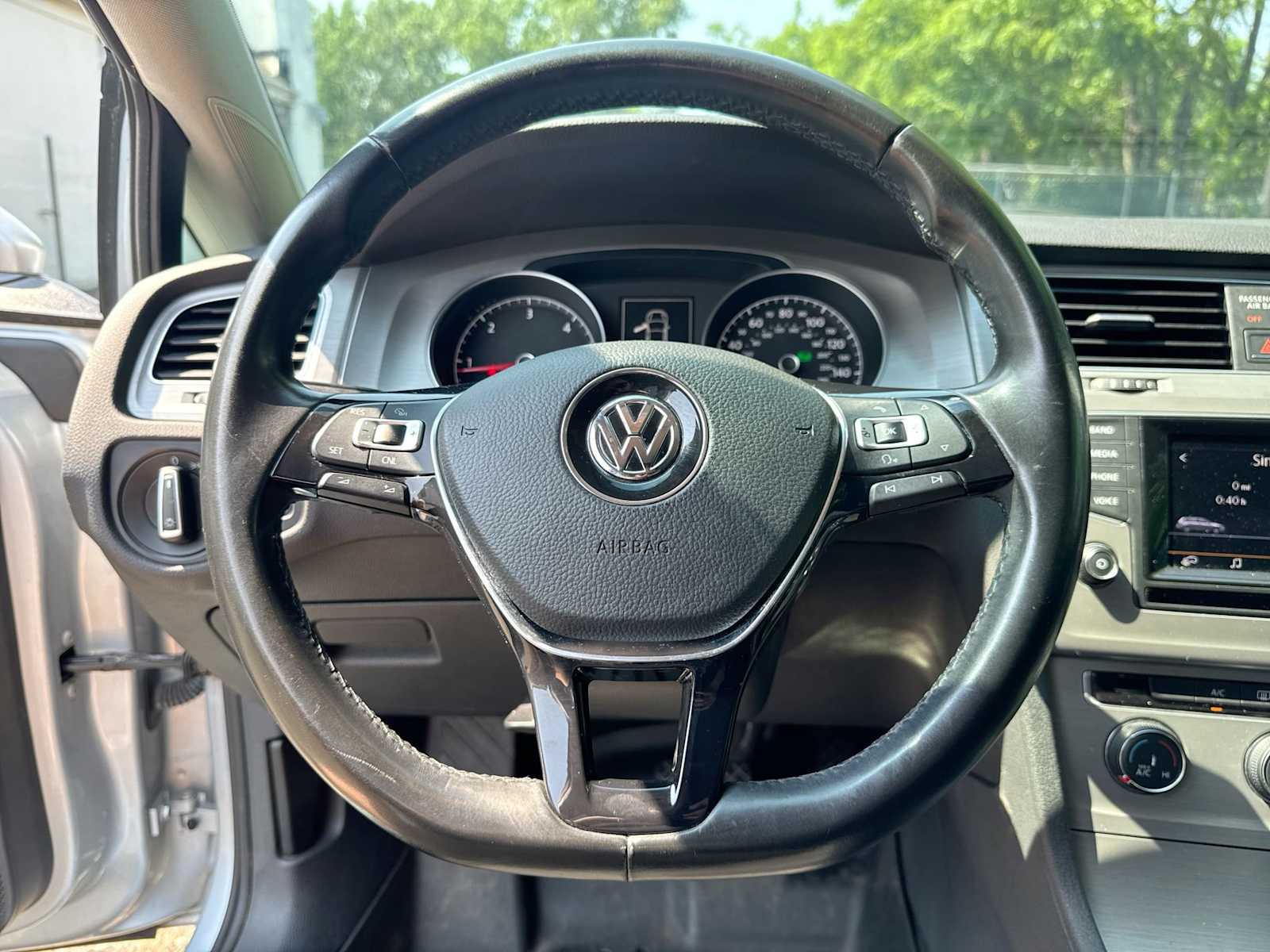 Thumbnail: 2015 Volkswagen e-Golf - 23