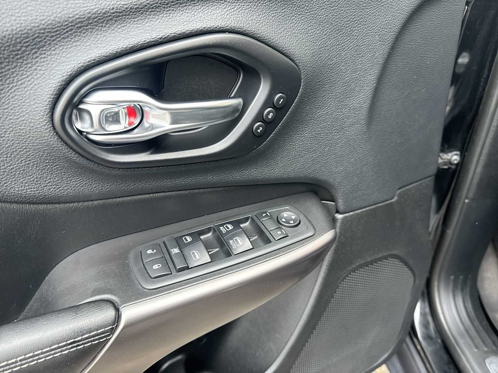 Thumbnail: 2019 Jeep Cherokee - 22