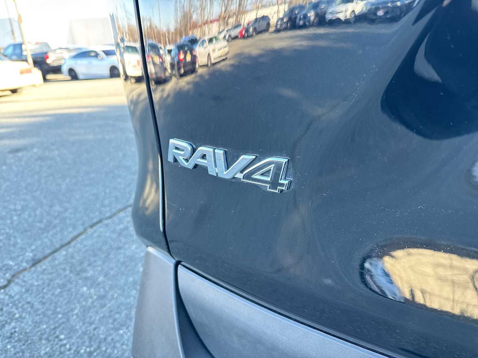 Thumbnail: 2022 Toyota RAV4 - 18