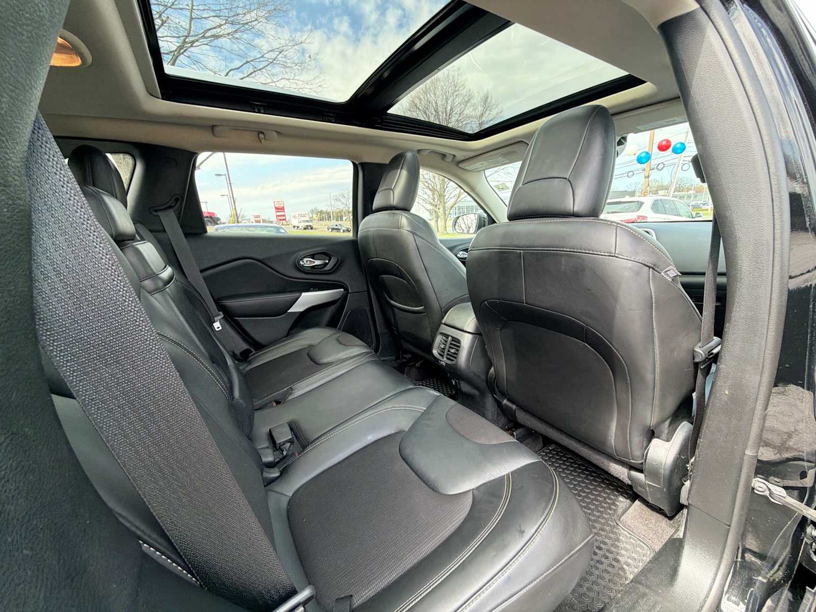 Thumbnail: 2018 Jeep Cherokee - 14