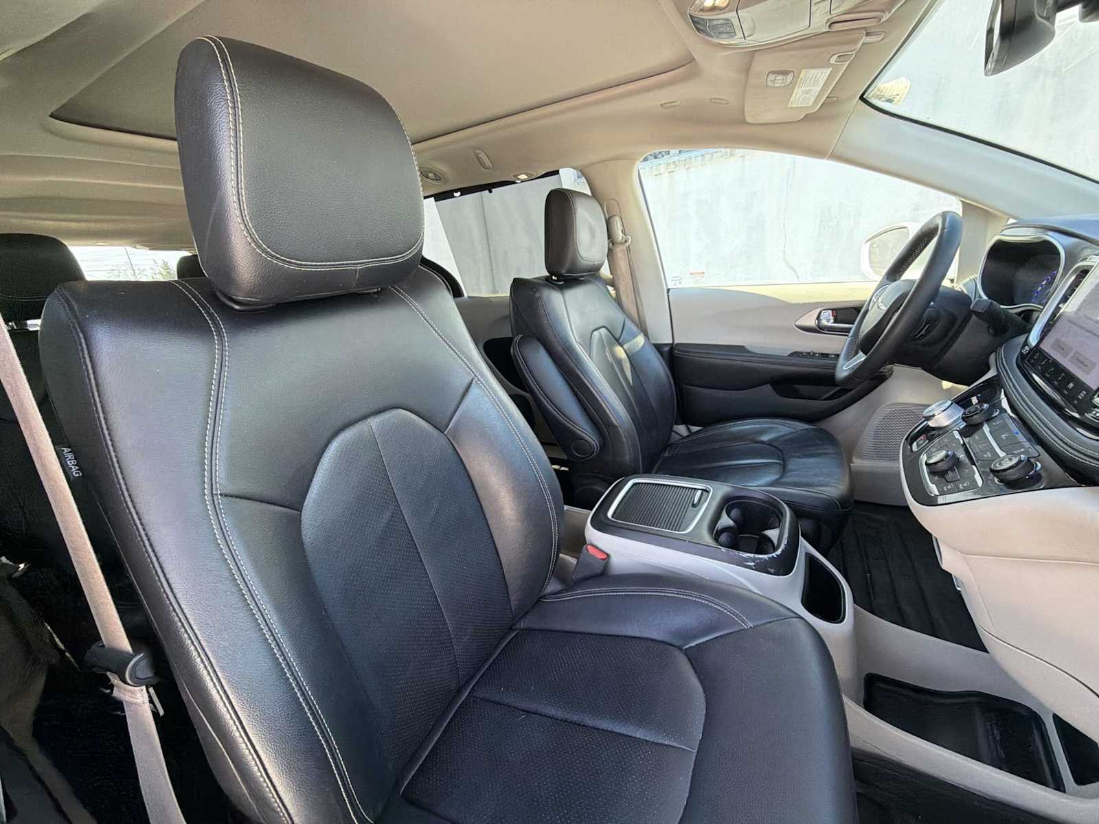 Thumbnail: 2022 Chrysler Pacifica - 17