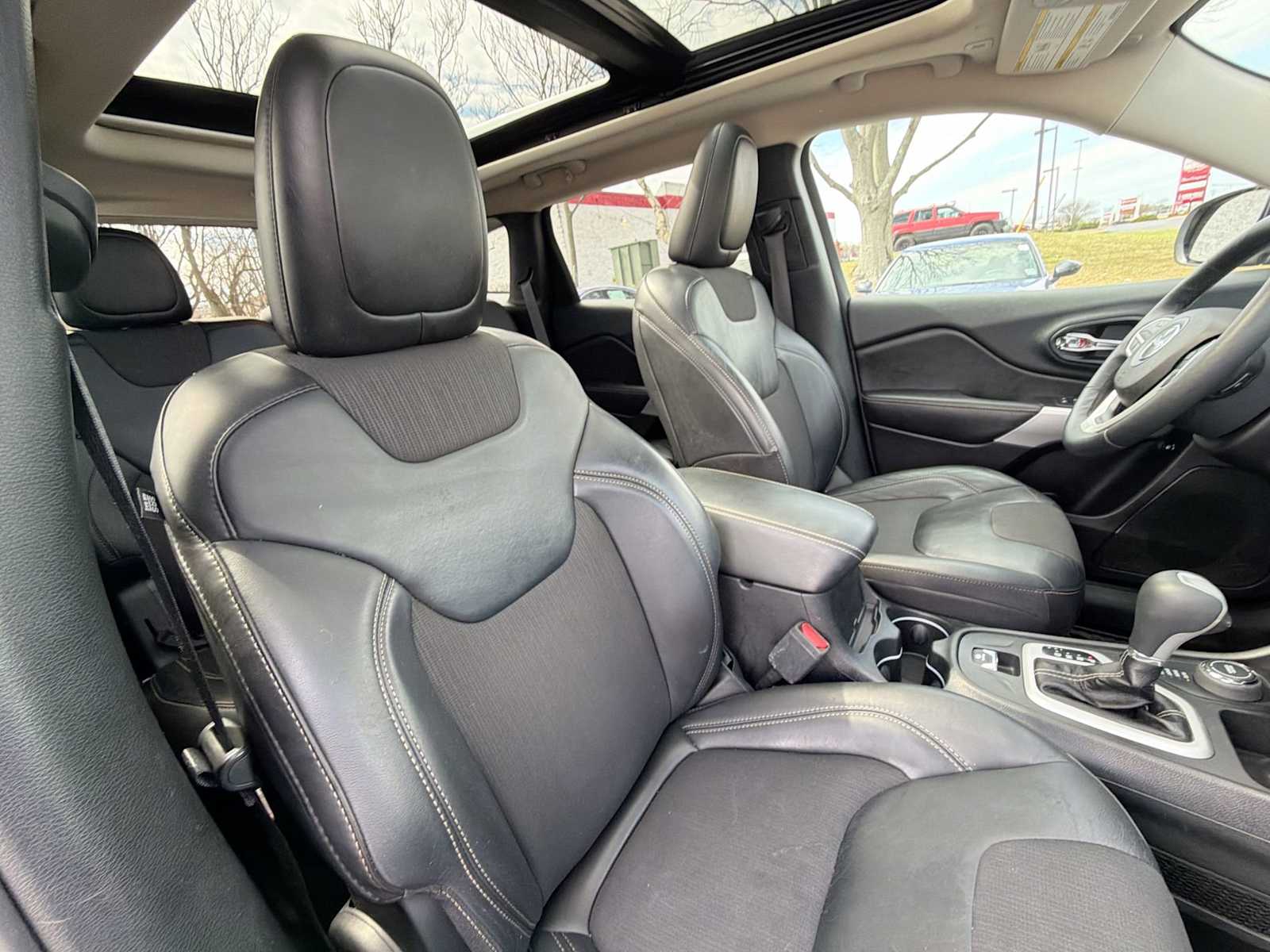 Thumbnail: 2018 Jeep Cherokee - 17