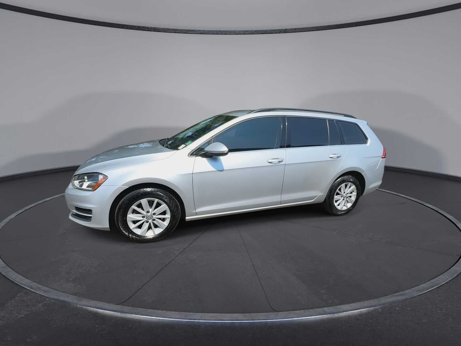 Thumbnail: 2015 Volkswagen e-Golf - 4