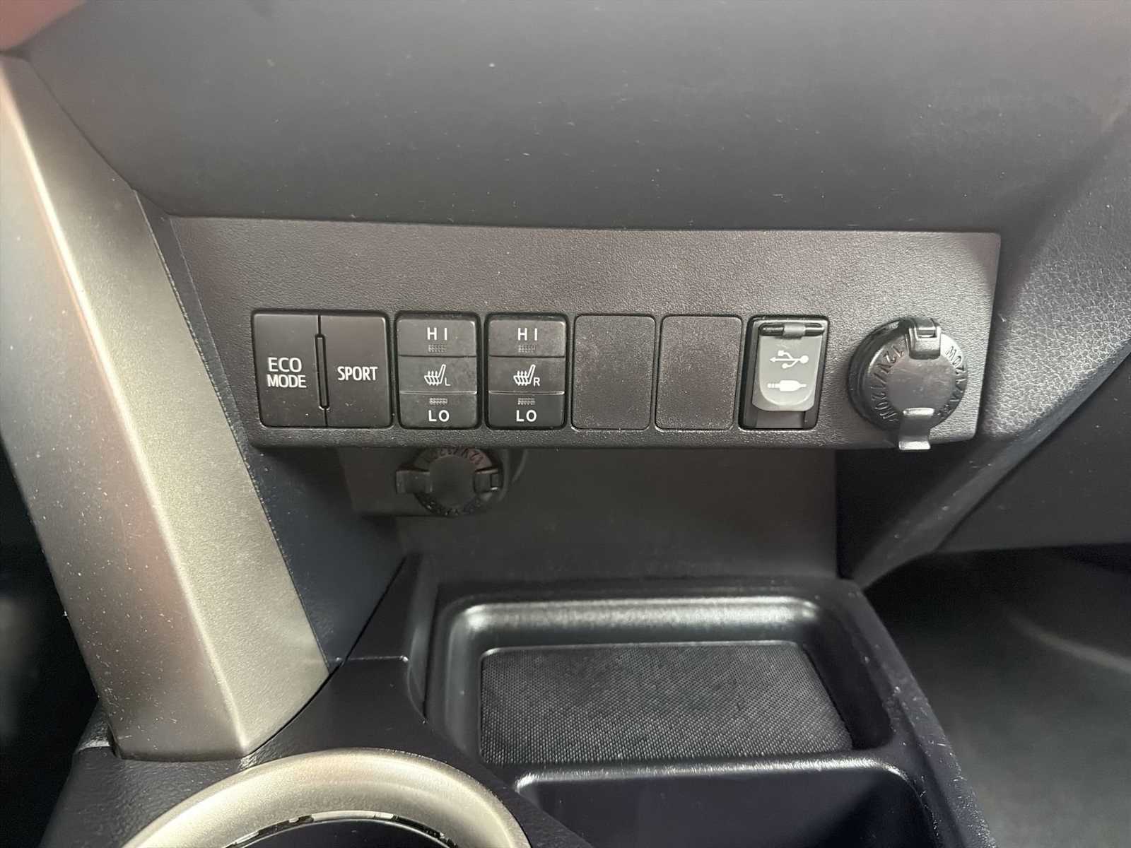 Thumbnail: 2015 Toyota RAV4 - 29