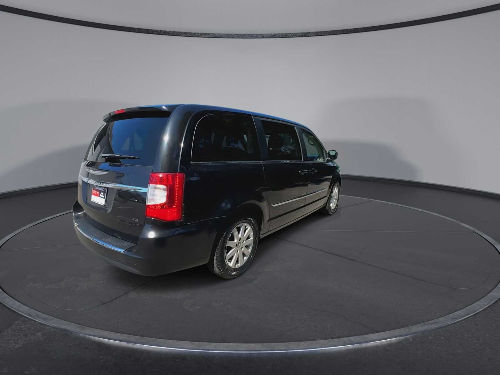 Thumbnail: 2014 Chrysler Town & Country - 8
