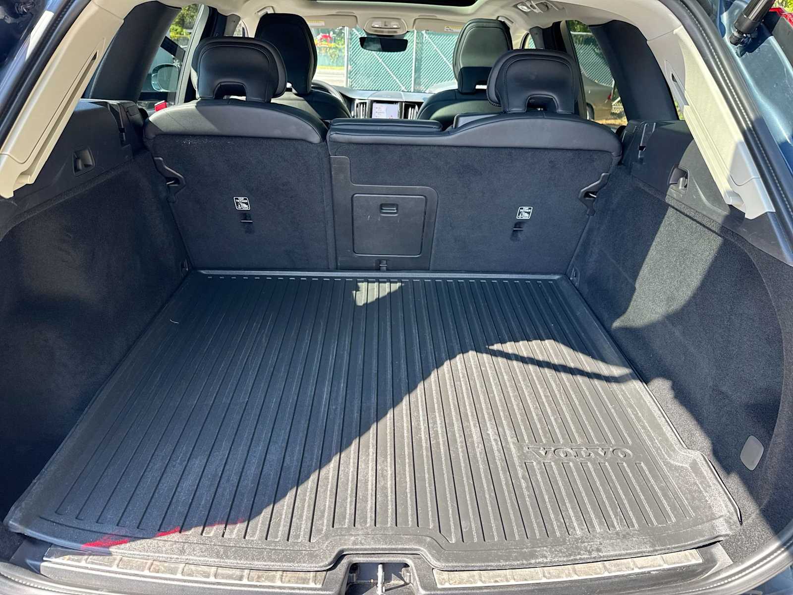 Thumbnail: 2022 Volvo XC60 - 32