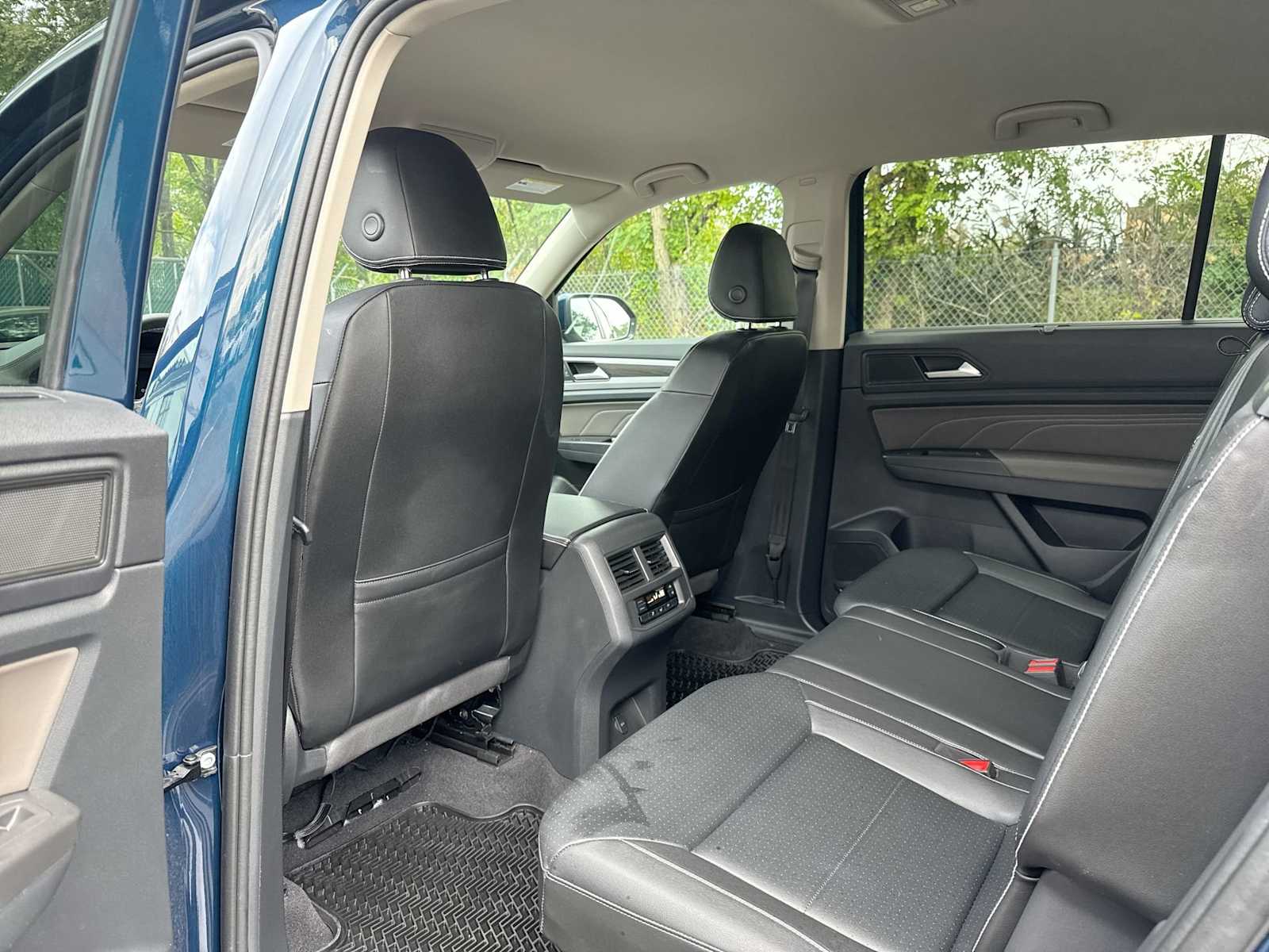 Thumbnail: 2022 Volkswagen Atlas - 12