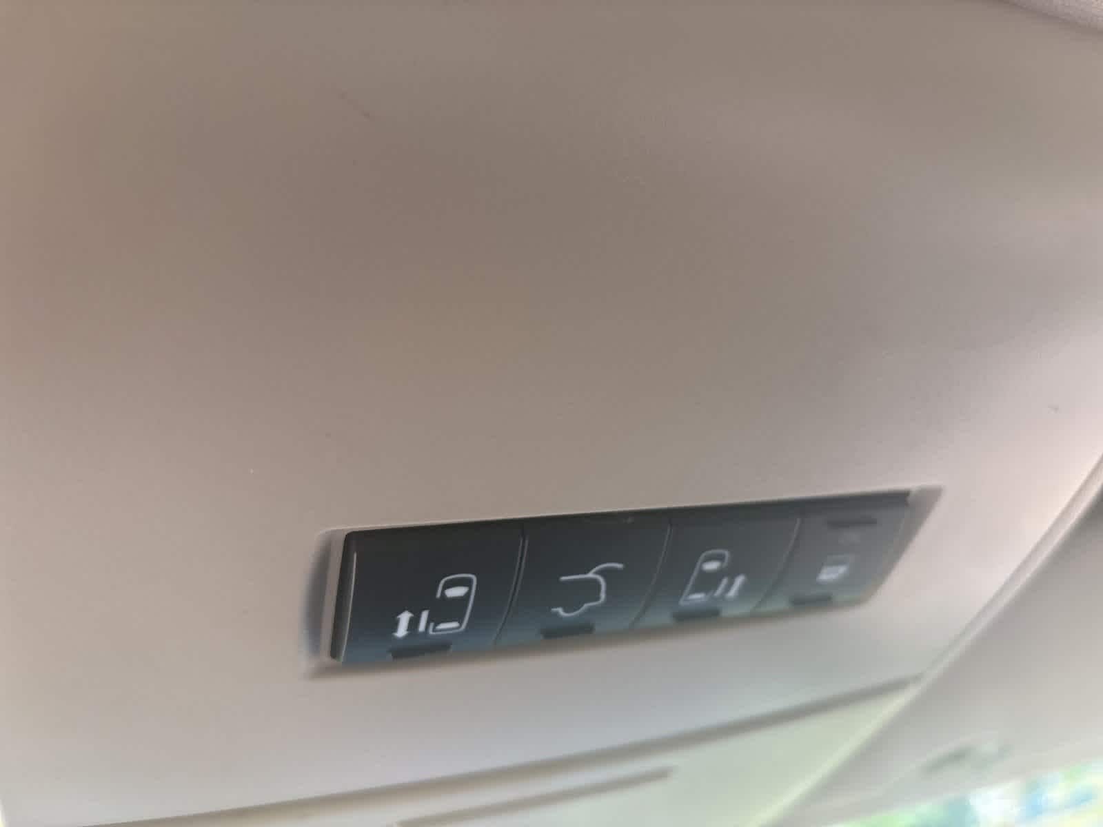 Thumbnail: 2014 Chrysler Town & Country - 16